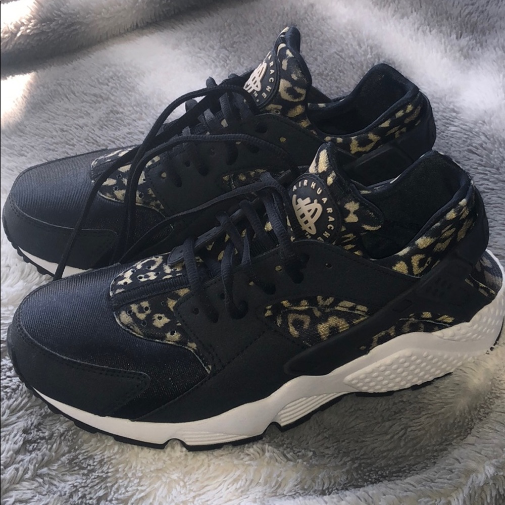 Nike Air Huarache 8.5 Black w/animal print